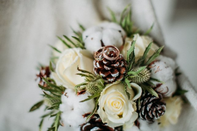 Свадьба в деталях: шишки в зимнем декоре 