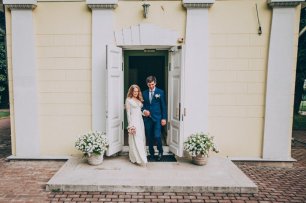 Жених и невеста после церемонии регистрации брака