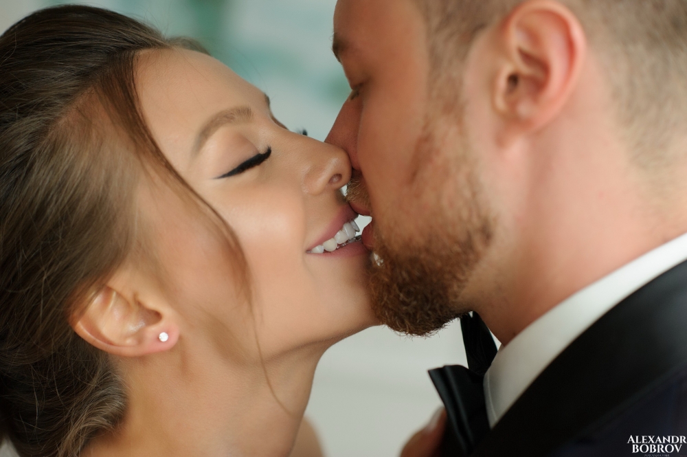 Первый поцелуй. 
Свадебная фотосессия в отеле 
89162662953
www.bobrovalex.ru 