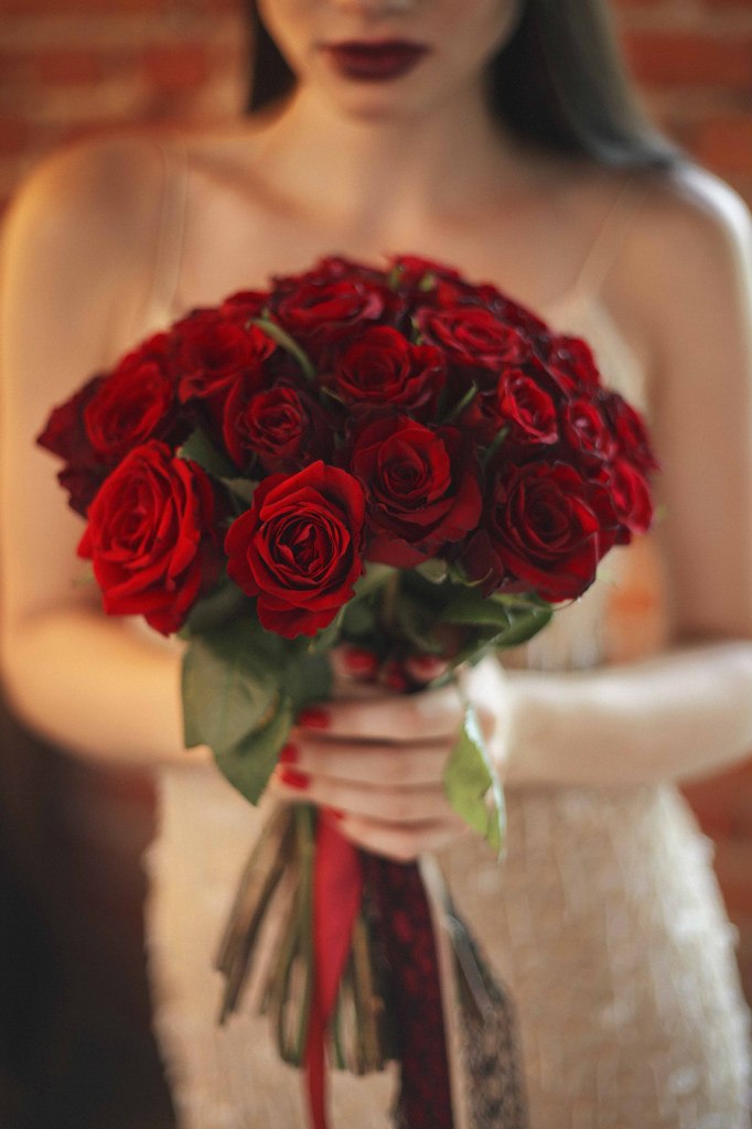 Простой букет невесты из бордовых роз