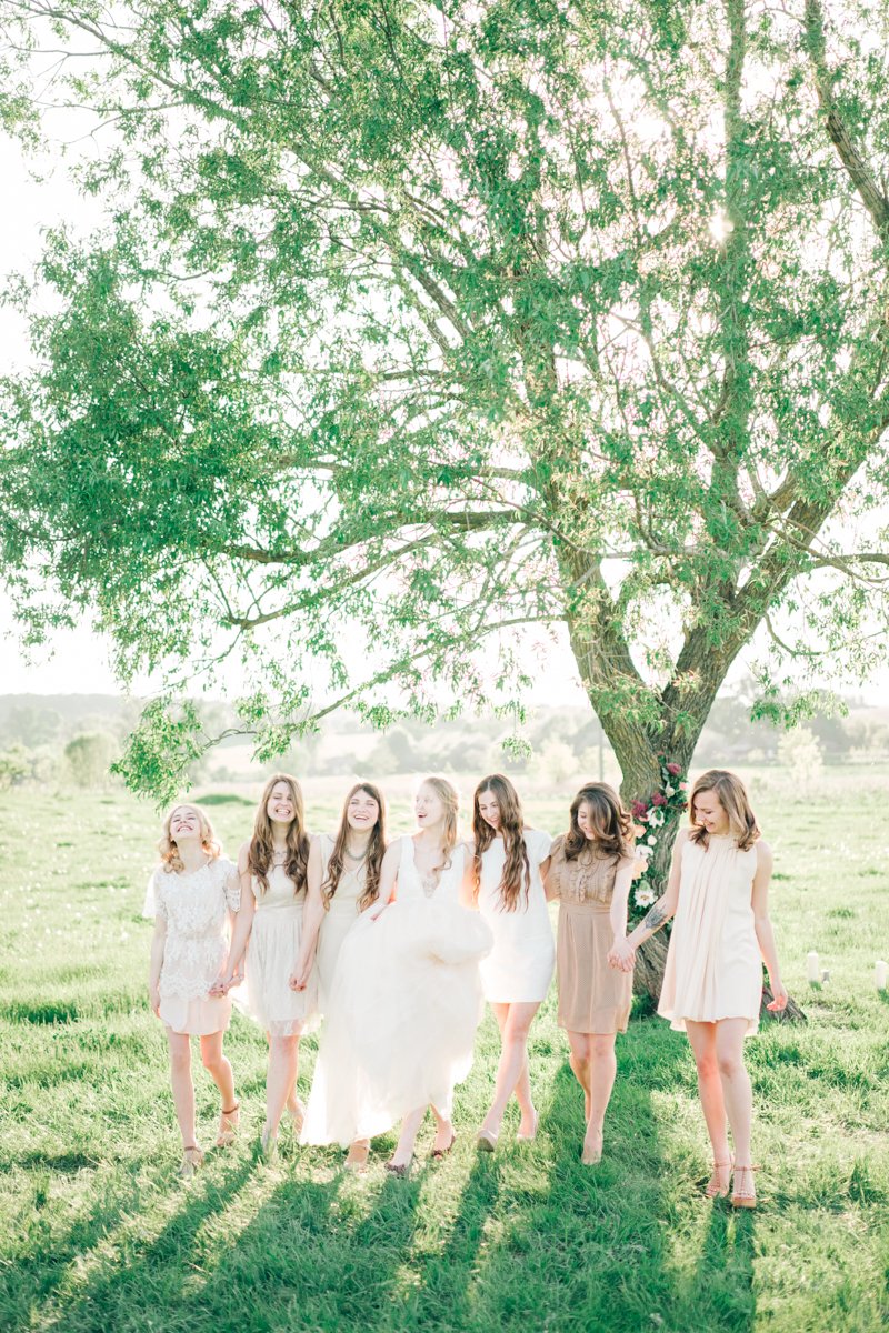Подружки невесты в бежевых платьях