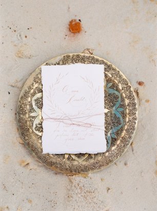 Свадебное приглашение на подносе