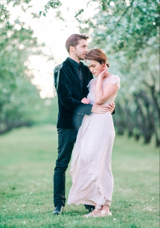 бархатный пиджак жениха с эполетами, фотограф THE FRETTIES