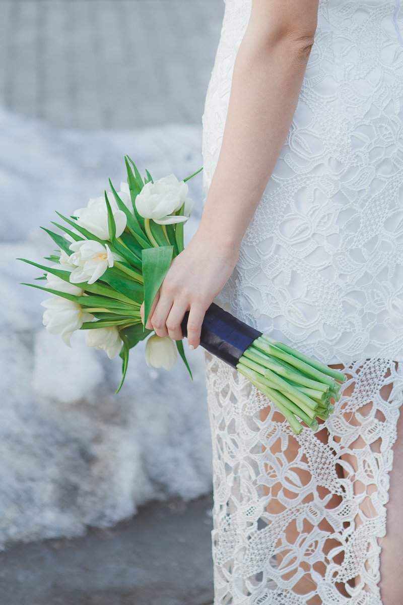Белые тюльпаны в букете невесты