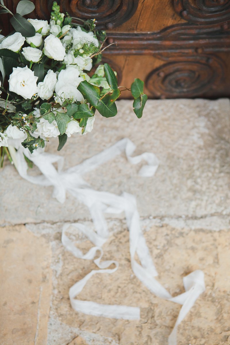 Белый букет невесты с лентами