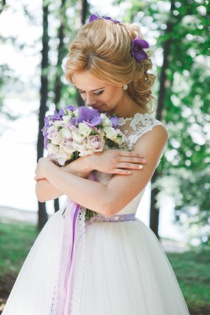 Букет невесты в фиолетовых тонах
