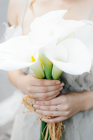 Лаконичный и стильный букет невесты из калл