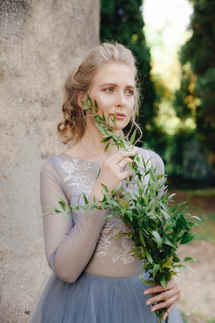 Невеста в необычном серо-голубом платье, свадьба в Италии