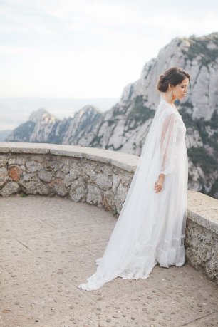 Платье невесты с накидкой