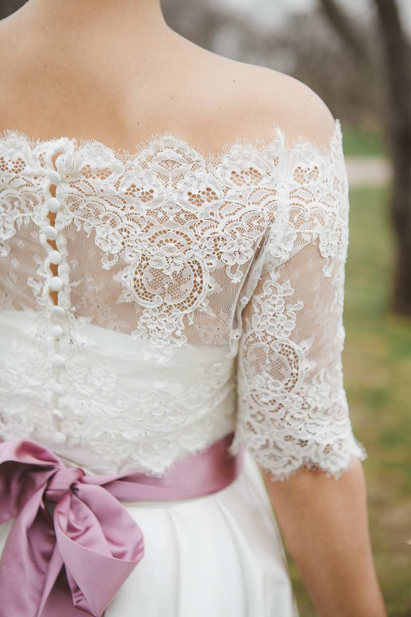 Платье невесты с открытыми плечами