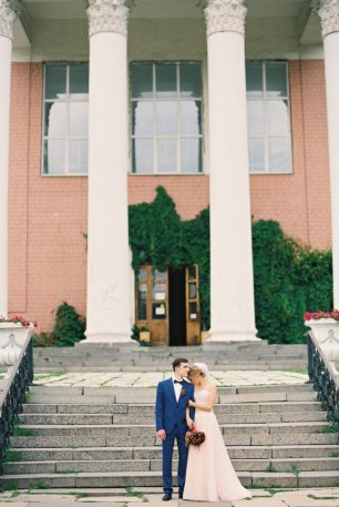 Свадебная фотосессия в ботаническом саду, снято на плёнку.