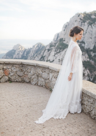 платье невесты с накидкой кейп, фотограф ЛОЛА АЛАЛЫКИНА