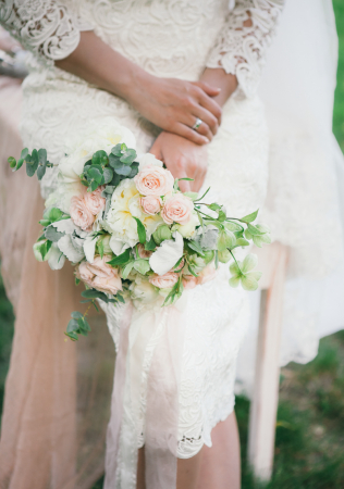 как подобрать форму букета под свадебное платье, небольшой букет невесты для короткого свадебного платья, фотограф ЛОЛА АЛАЛЫКИНА