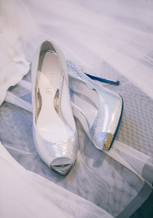блестящие свадебные туфли, фотограф ЛОЛА АЛАЛЫКИНА