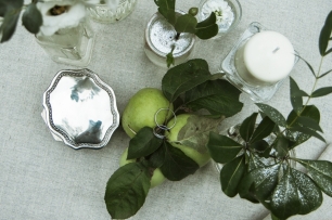 Кольца в элементах декора стола
