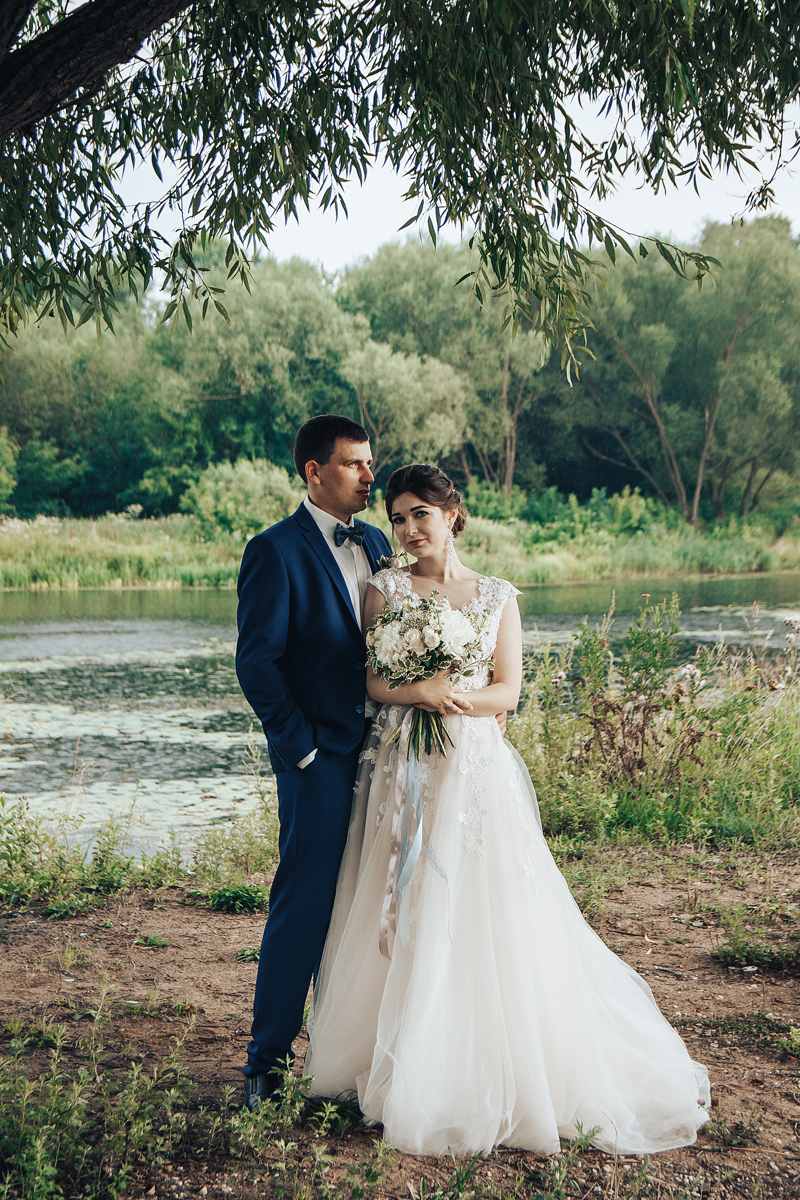 Портрет жениха и невесты в парке