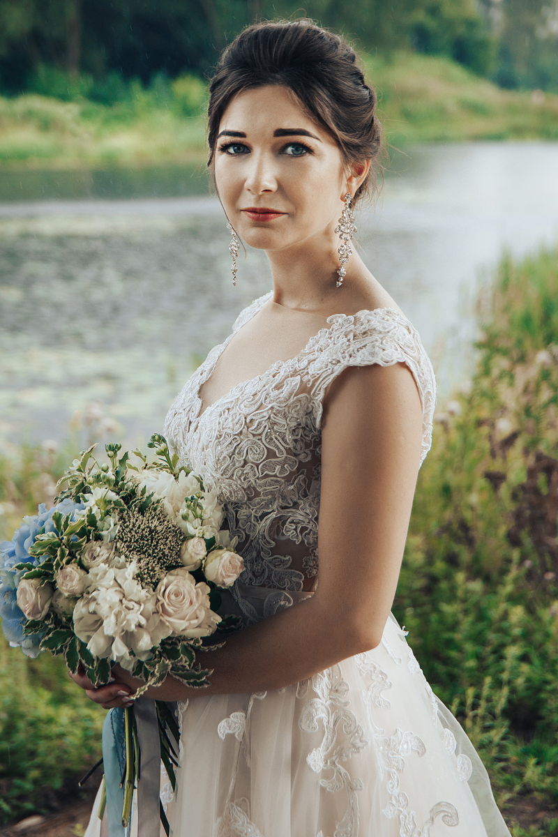 Портрет невесты у воды