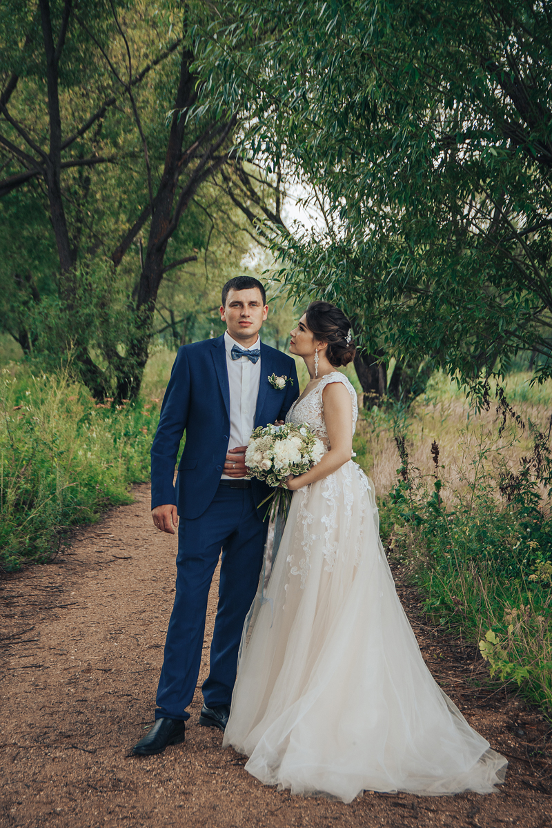 Жених и невеста на прогулке в парке