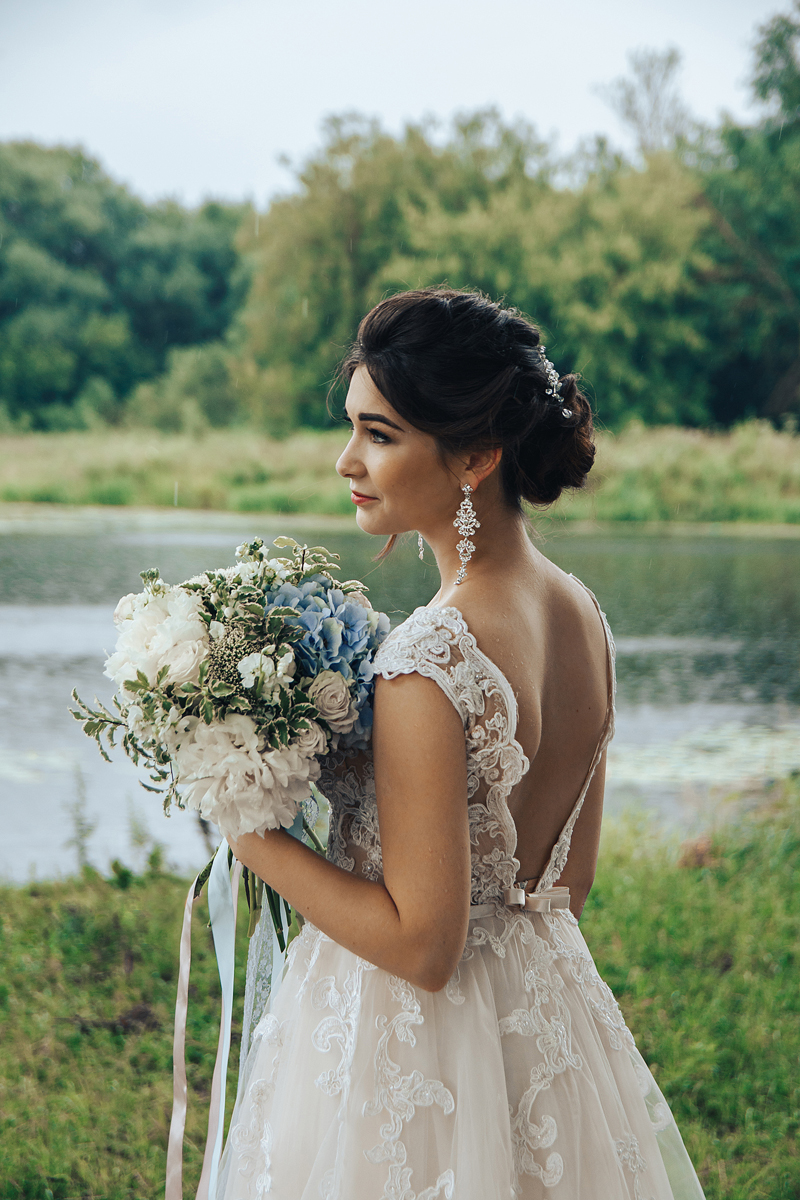 Портрет невесты у речки