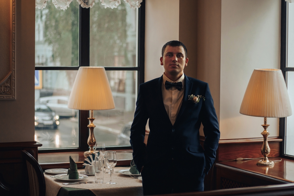 Портрет жениха в ресторане