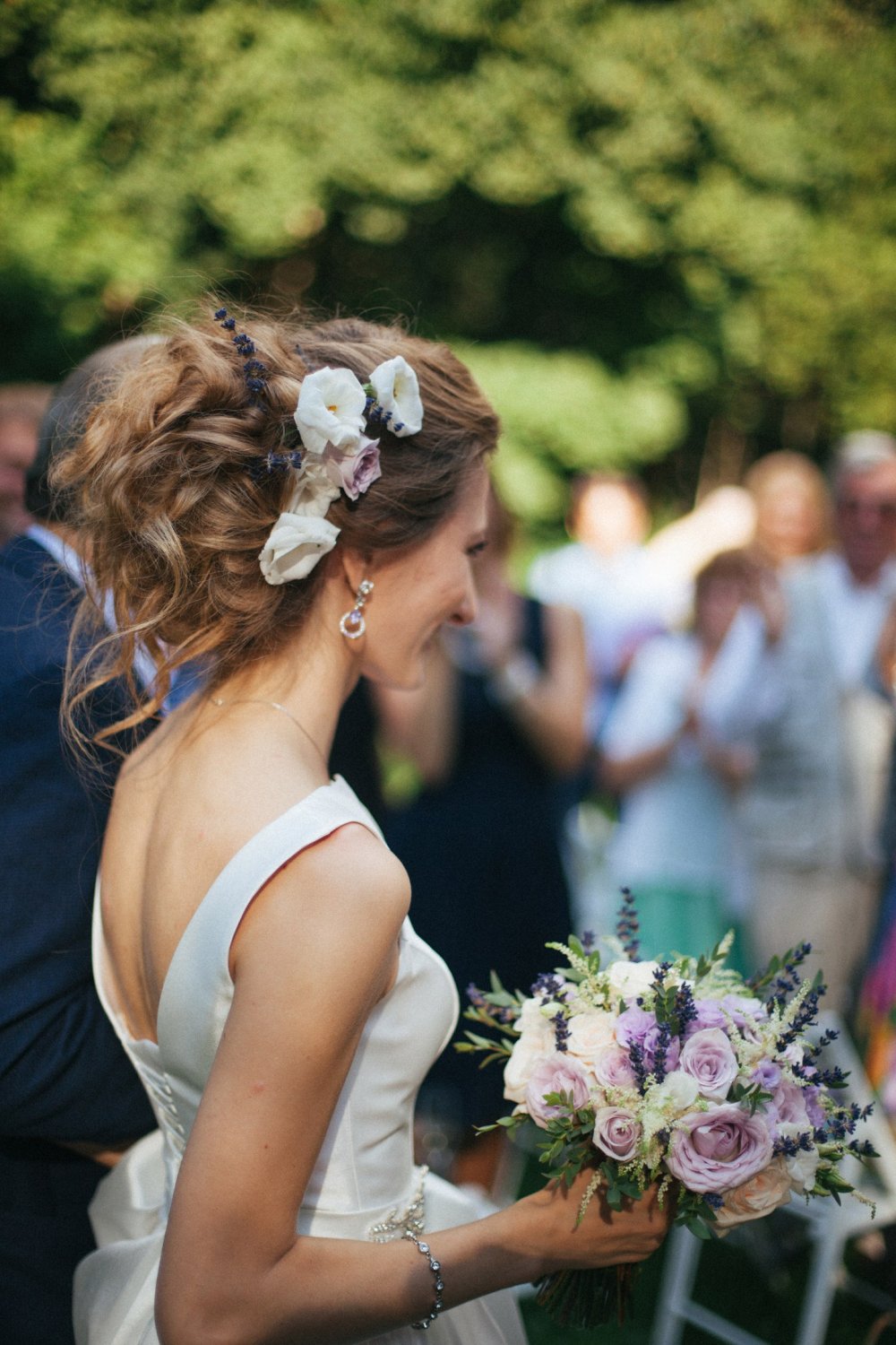 Свадьба с выездной регистрацией на лесной опушке. Цвет свадьбы лилово - белый. Само торжество проходило в огромном амбаре. Общая стилистика, декор и флористика были выполнены в выдержанном кантри-стиле.