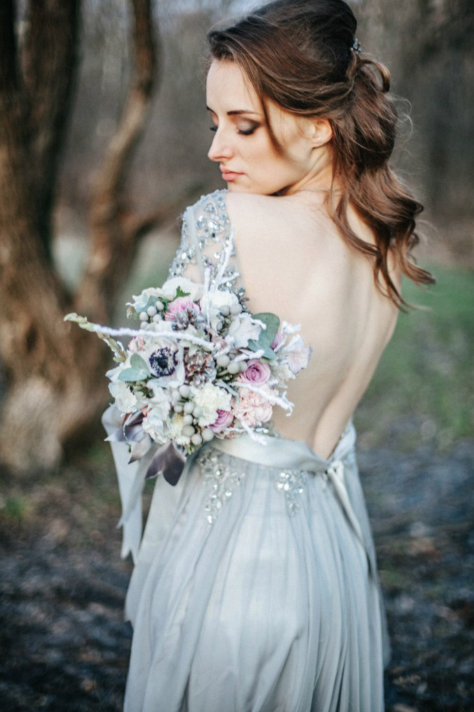 Съемка проходила в декабре. Для локации был выбран парк Покровское - Стрешнево. На невесте было тонкое платье с открытой спиной в светло-серых оттенках.