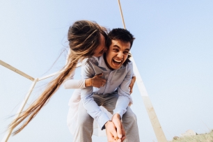 Прокатить невесту на спине