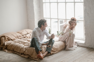 Счастливое утро жениха и невесты с шампанским