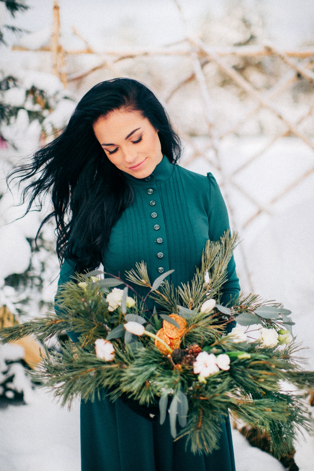 Зимняя свадьба. Зима. Невеста в шубе. Шубка. Декор. Свадебный декор. Стол. Тюльпаны. Спил. Деревянный спил. Хвоя. Ель. Зимняя невеста. Олень. Олень на фотосессии. 