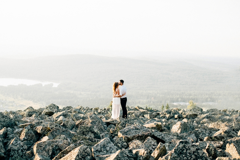 Свадьба в горах. Горы. Перья. Нежная свадьба. Свадьба в светлых тонах. Яркий букет. Большой букет.