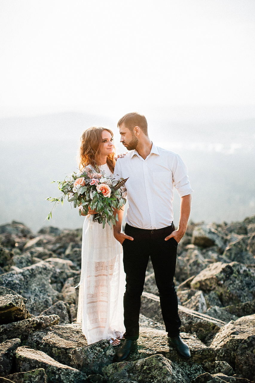 Свадьба в горах. Горы. Перья. Нежная свадьба. Свадьба в светлых тонах. Яркий букет. Большой букет. Хаски. Хаска. Собака на свадьбе. Собака.