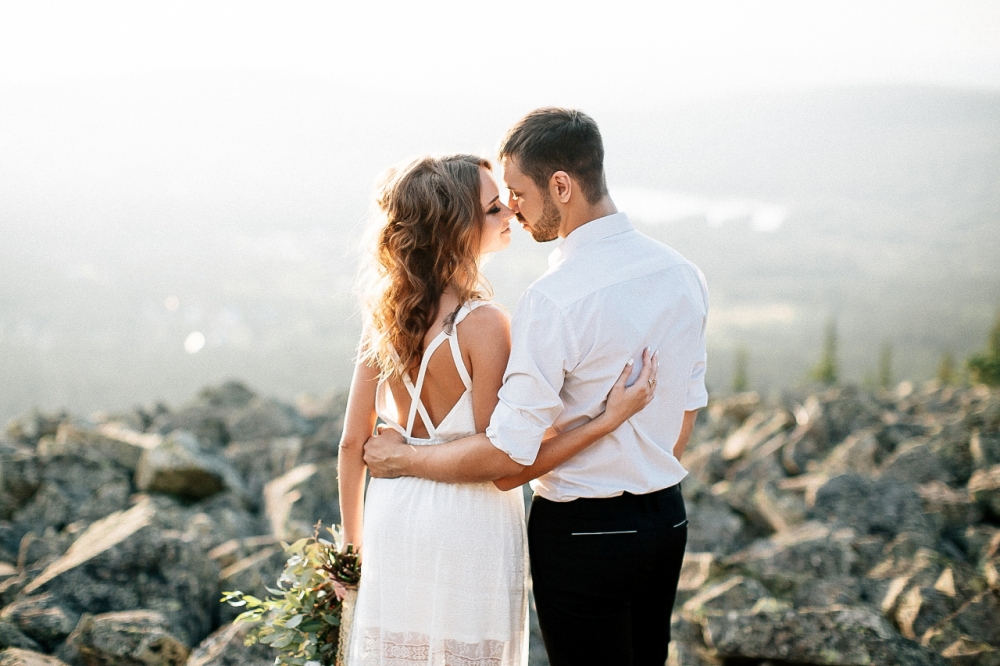 Свадьба в горах. Горы. Перья. Нежная свадьба. Свадьба в светлых тонах. Яркий букет. Большой букет.
