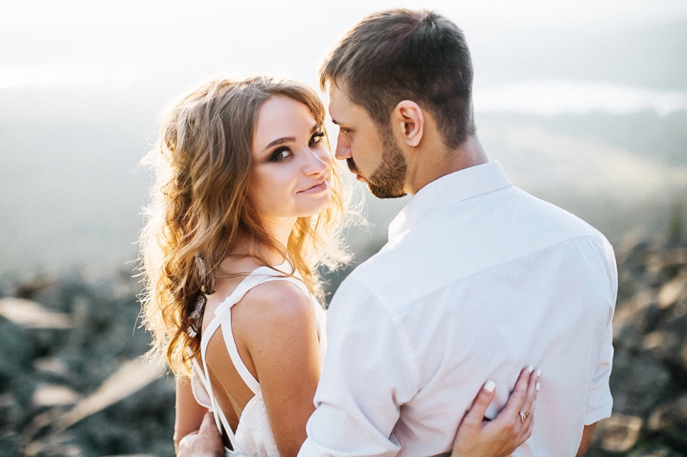 Свадьба в горах. Горы. Перья. Нежная свадьба. Свадьба в светлых тонах. Яркий букет. Большой букет.