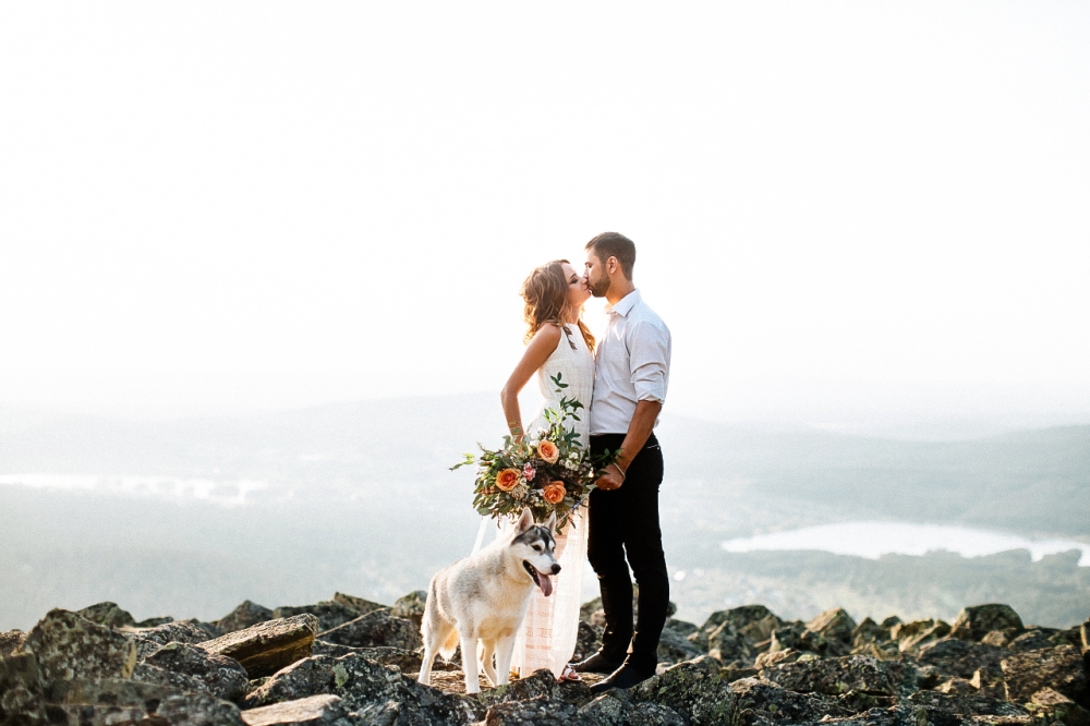 Свадьба в горах. Горы. Перья. Нежная свадьба. Свадьба в светлых тонах. Яркий букет. Большой букет. Хаски. Хаска. Собака на свадьбе. Собака.