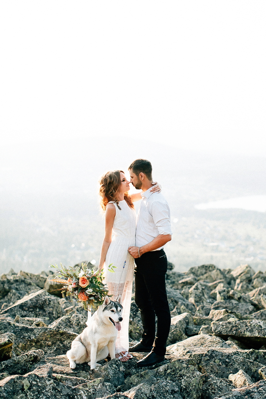 Свадьба в горах. Горы. Перья. Нежная свадьба. Свадьба в светлых тонах. Яркий букет. Большой букет.