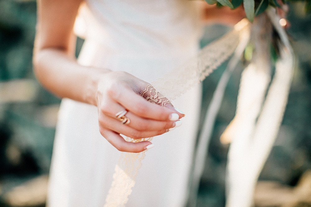 Свадьба в горах. Горы. Перья. Нежная свадьба. Свадьба в светлых тонах. Яркий букет. Большой букет. Детали. 