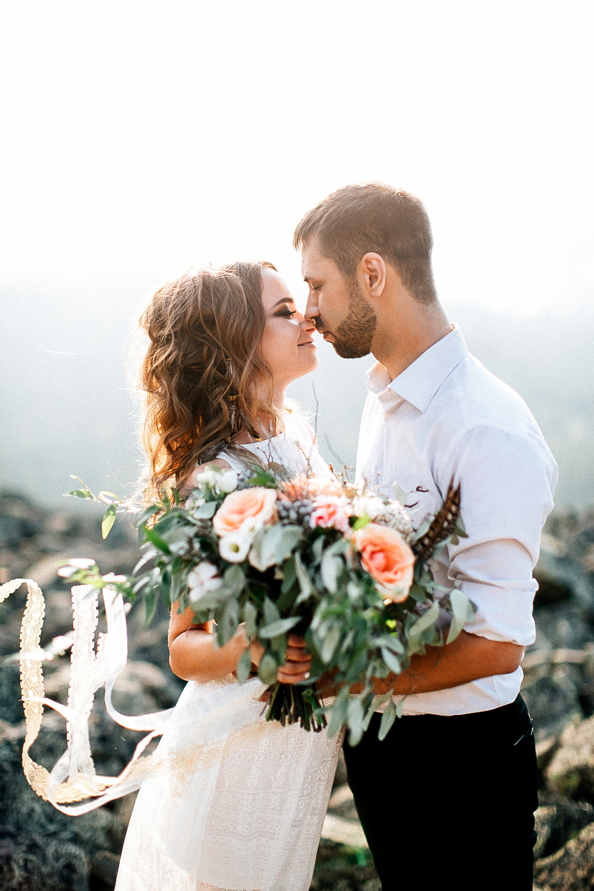 Свадьба в горах. Горы. Перья. Нежная свадьба. Свадьба в светлых тонах. Яркий букет. Большой букет.