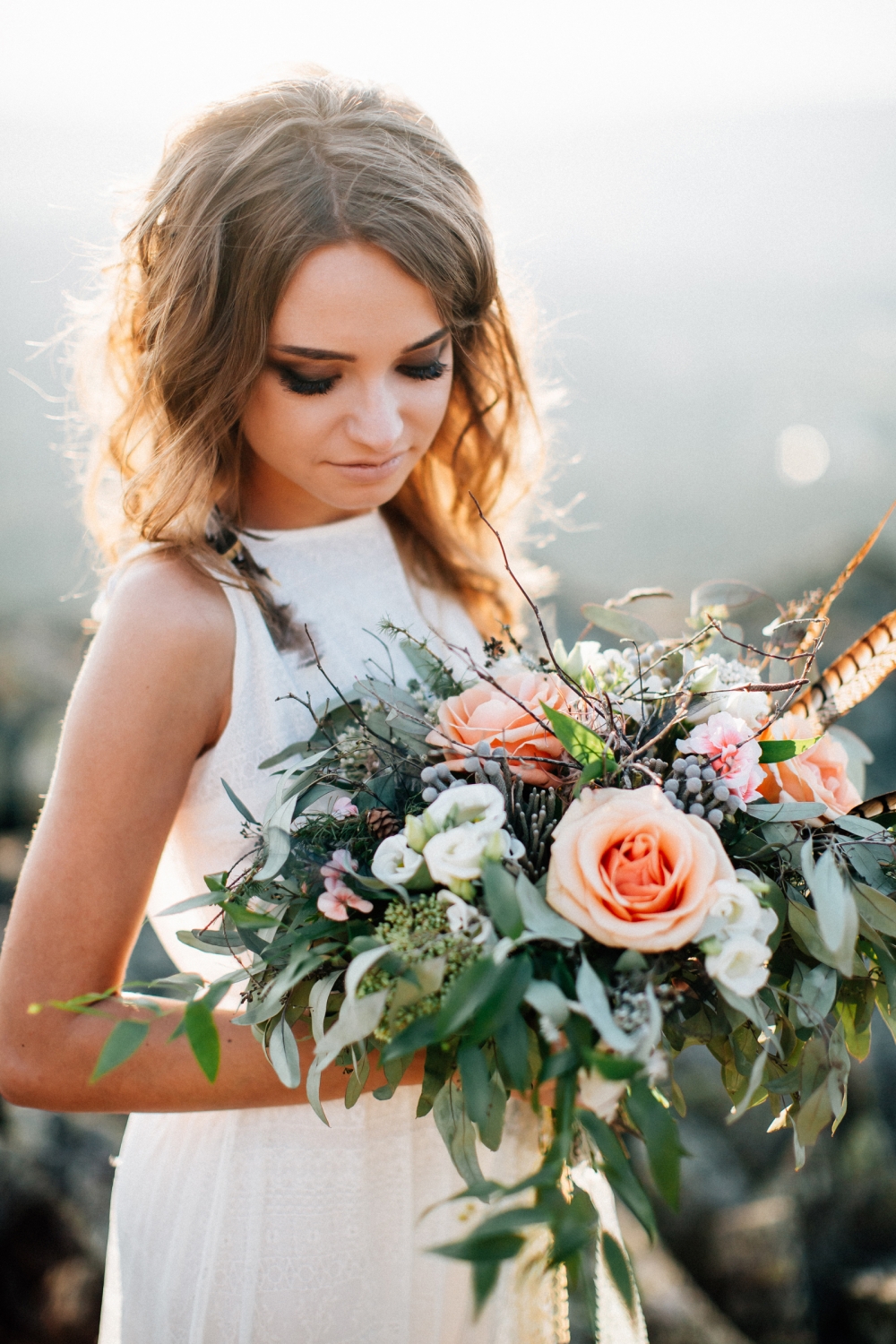 Свадьба в горах. Горы. Перья. Нежная свадьба. Свадьба в светлых тонах. Яркий букет. Большой букет.