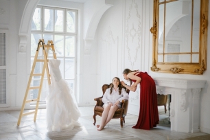 Сборы невесты в студии с подружкой-визажистом