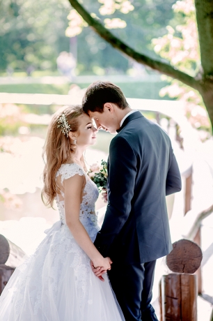 Молодожены