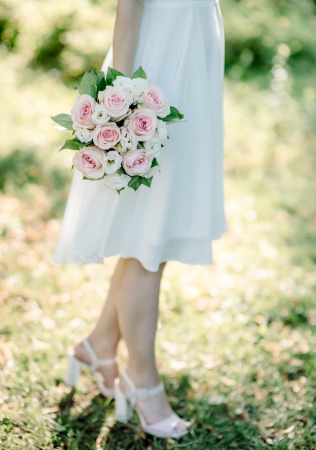 как подобрать форму букета под свадебное платье, небольшой букет невесты для короткого свадебного платья, фотограф МАСЛОВА ВИКТОРИЯ