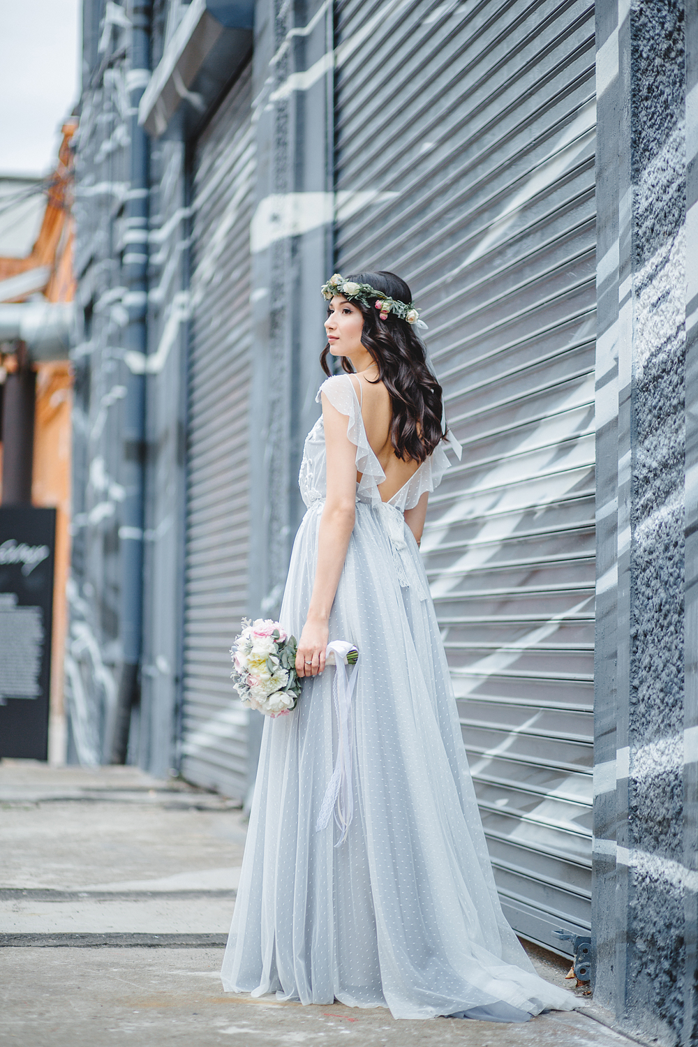 Дымчатое невесомое платье с открытой спинкой утонченной невесты Яны