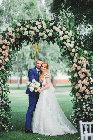 Классическая арка из живых цветов всегда будет актуальна