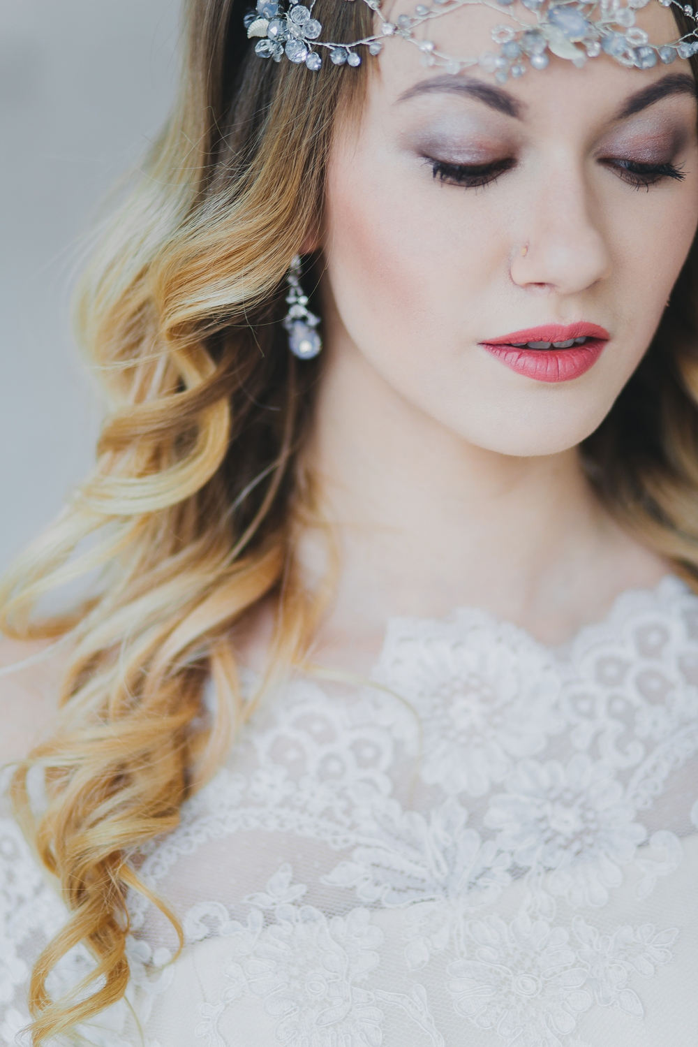 Легкий макияж с акцентом на губы — идеальный выбор для невест, которые хотят сделать образ воздушным