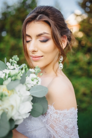 Нежный макияж в персиковых тонах невесты Алины