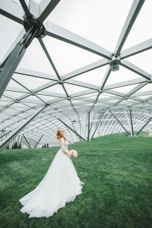 Платье со шлейфом всегда смотрится изысканно и аристократично