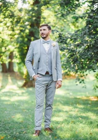 жених в сером костюме-тройке, фотограф АЛЕКСАНДРА ВЕСЕЛОВА