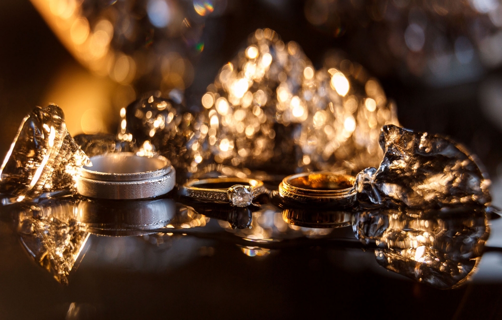 Свадебные кольца во льду