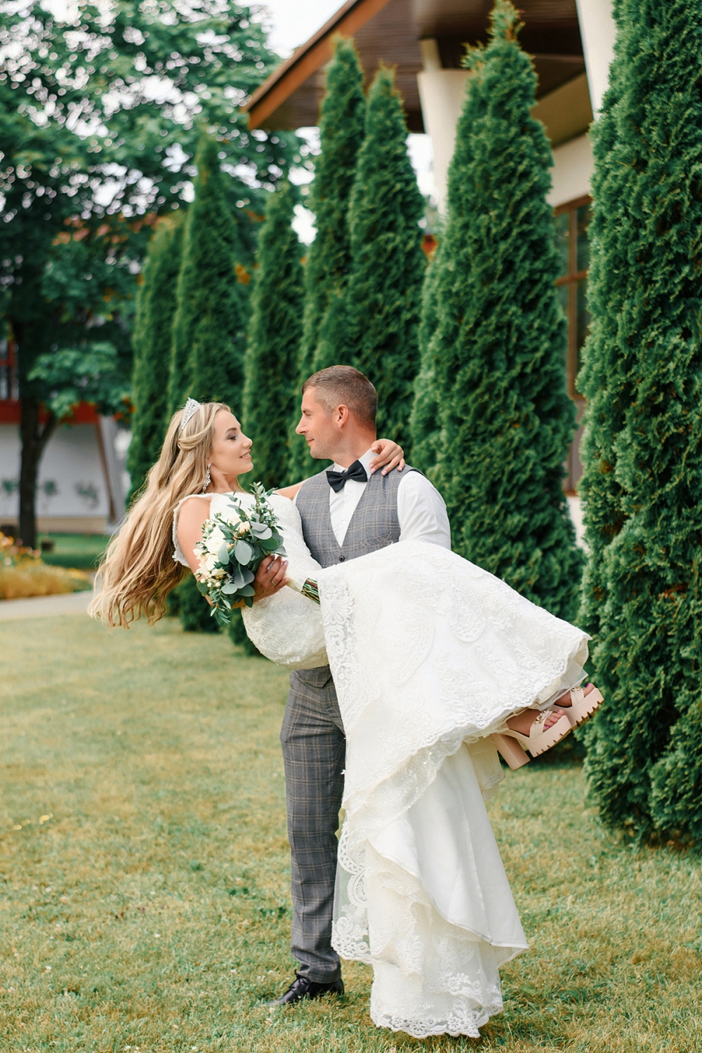 Классическая свадебная фотосъёмка, love story, фотосъёмка мероприятий в Минске и других городах Беларуси. 
https://tarasevich.by