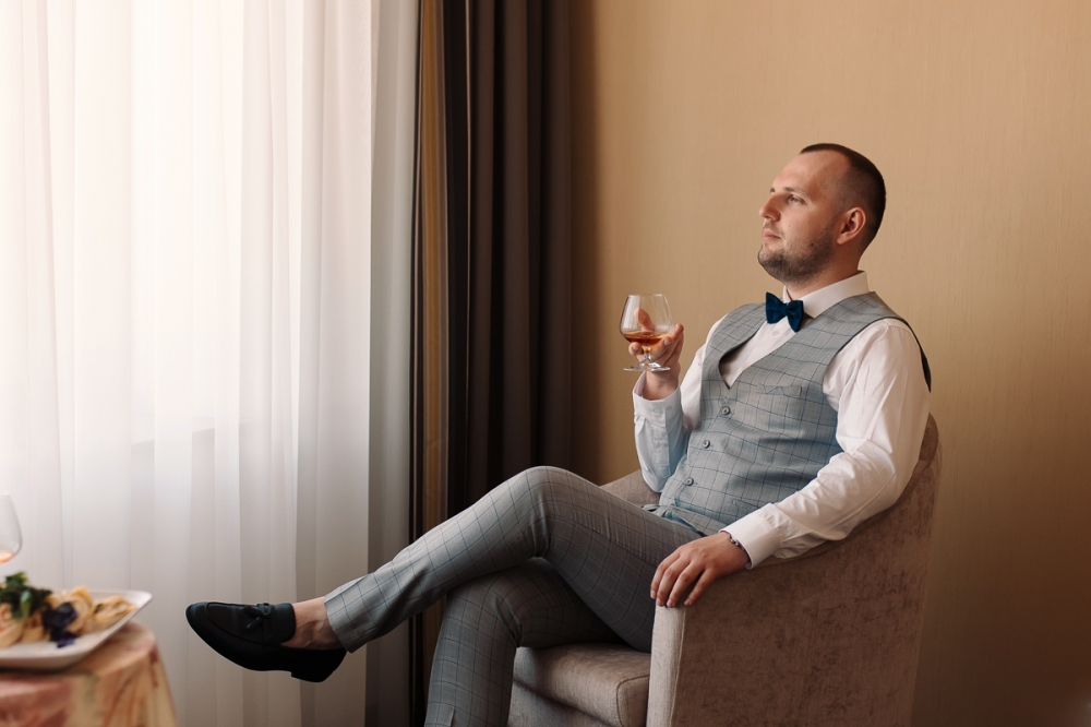 Портрет жениха. Классическая свадебная фотосъёмка Минск, Беларусь.